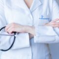 キャバクラで働く女性の生理不順｜夜型生活の影響と改善方法を解説